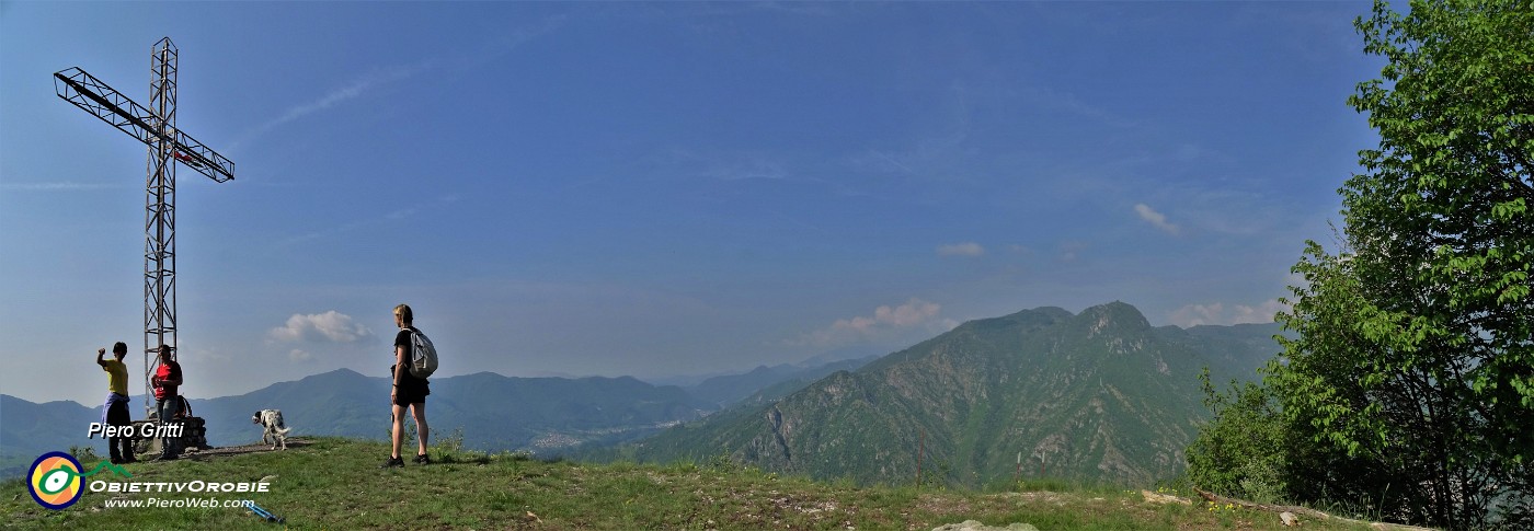34 Sul pianoro di vetta del Pizzo di Spino (954 m).jpg